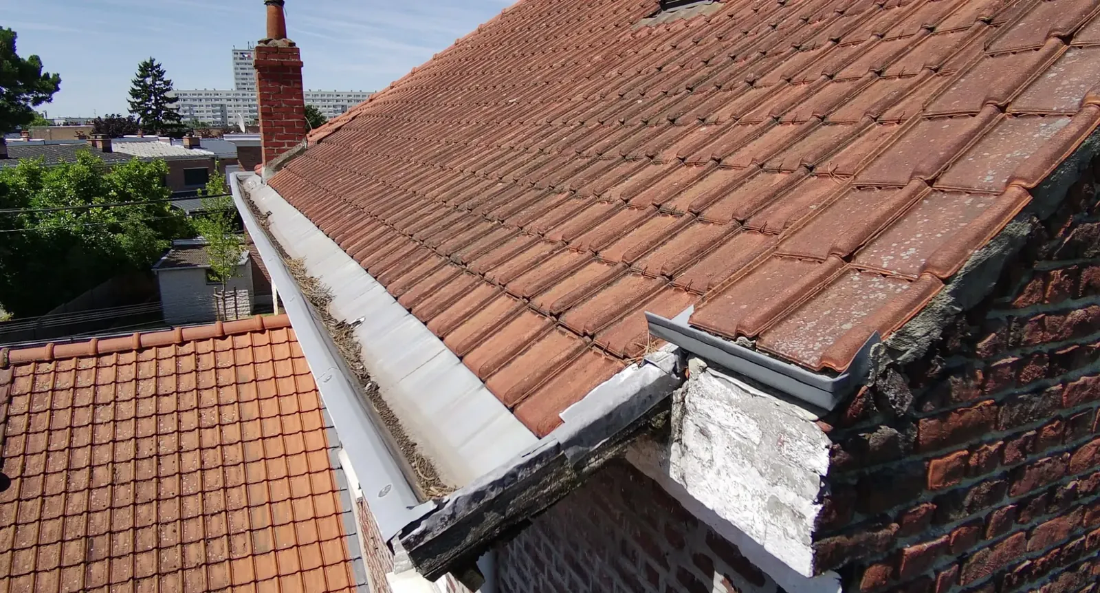 Angle de toiture avant travaux, chéneau sans descente en bas de pente