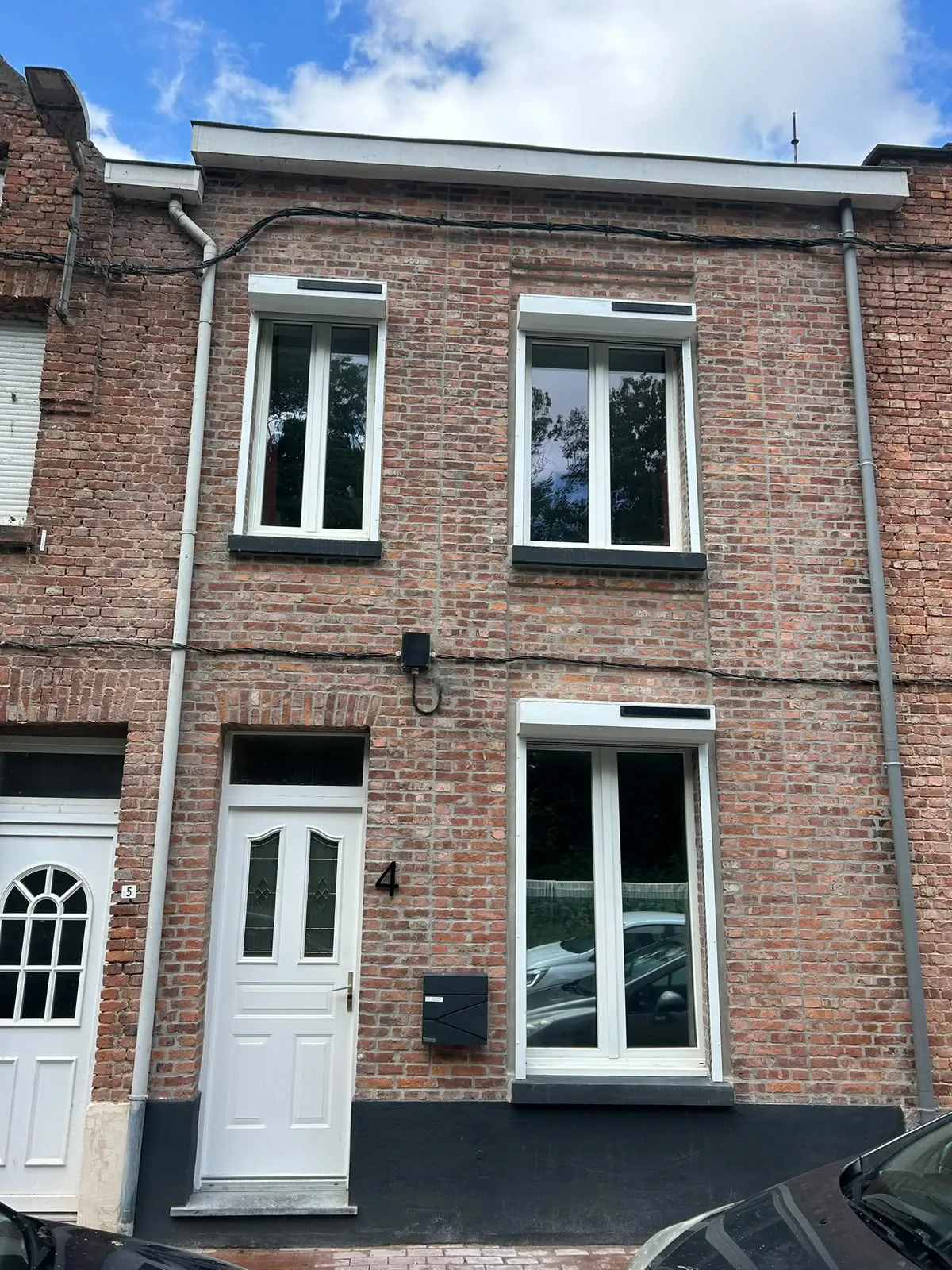 Façade en briques rejointoyée, soubassement repeint